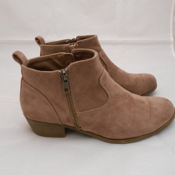 Women's Arizona Jeans Co. Brown Suede Ankle Boots, Size 8, Low Heel, Zip Closure - Picture 2 of 10